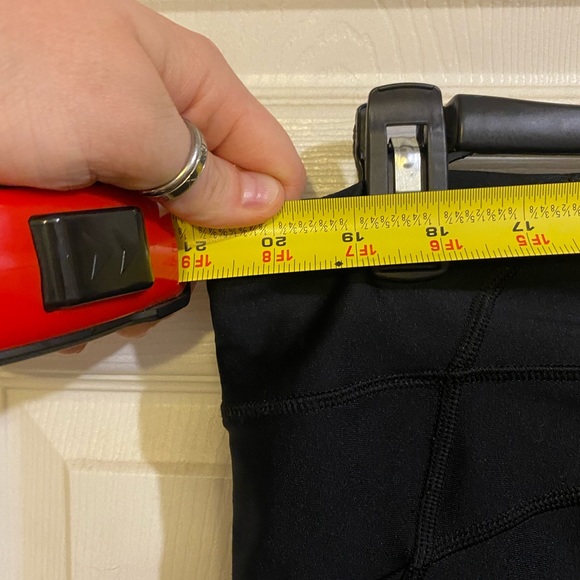 ***3/$45***Under Armour LIKE NEW HeatGear Capri Leggings XL - Picture 9 of 10